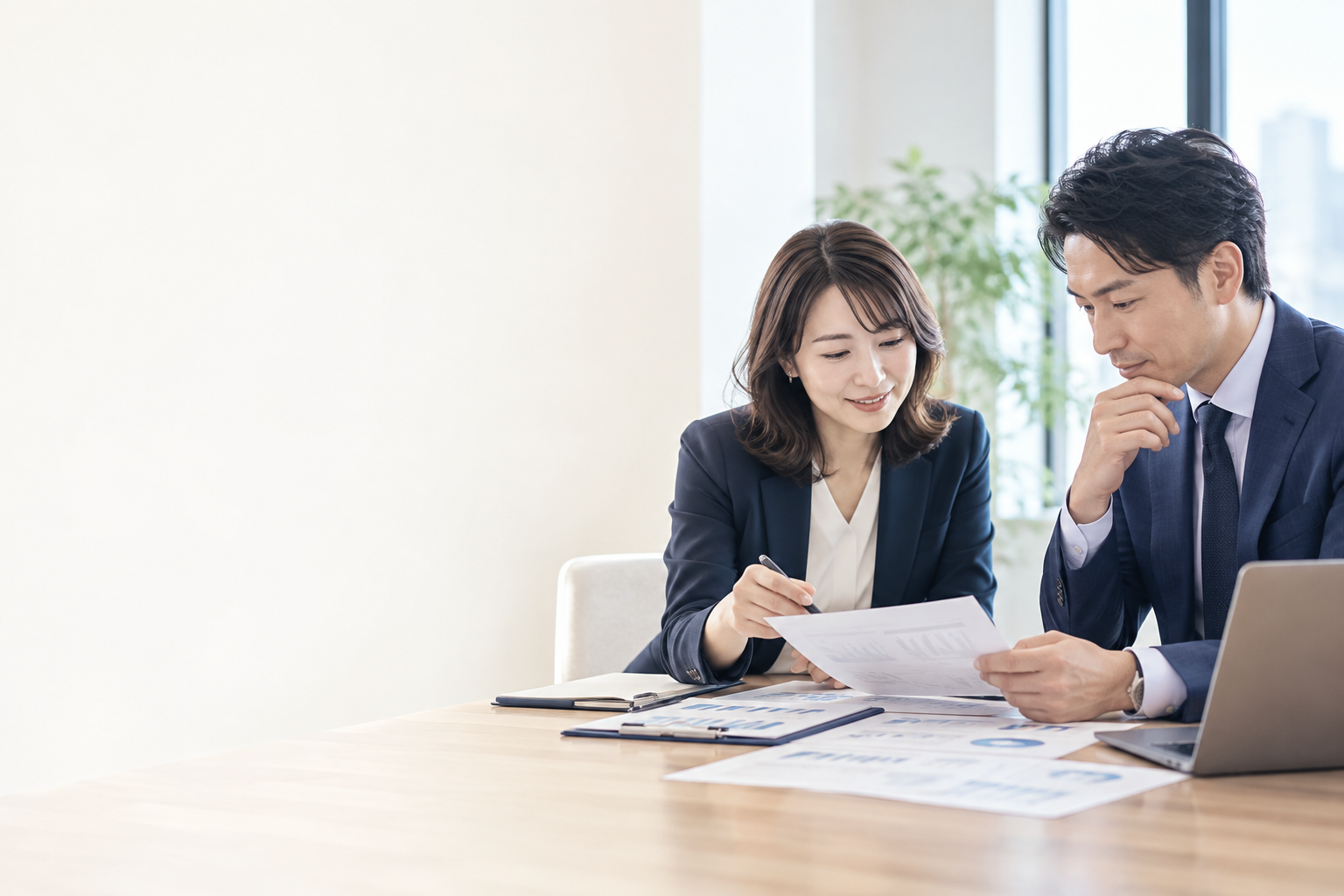 採用業務の打ち合わせを表すイメージ
